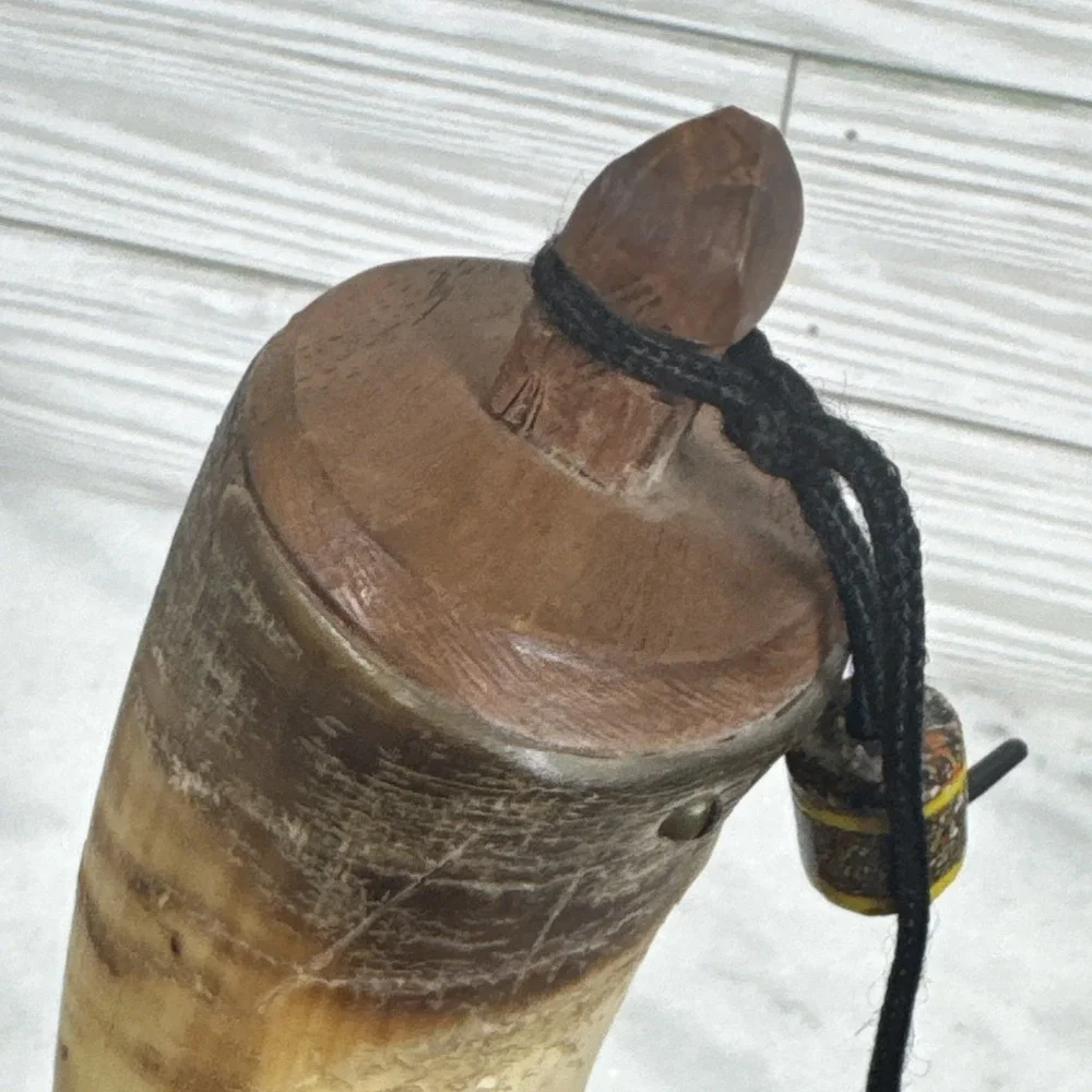 VINTAGE BLACK POWDER HORN W/ BRASS STOPPER & LEATHER STRAP - CLEAN 9 1/2